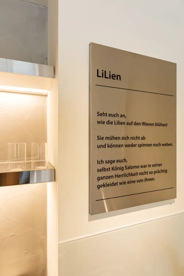 독일어 문구가 새겨진 유러피안 감성 카페 사인